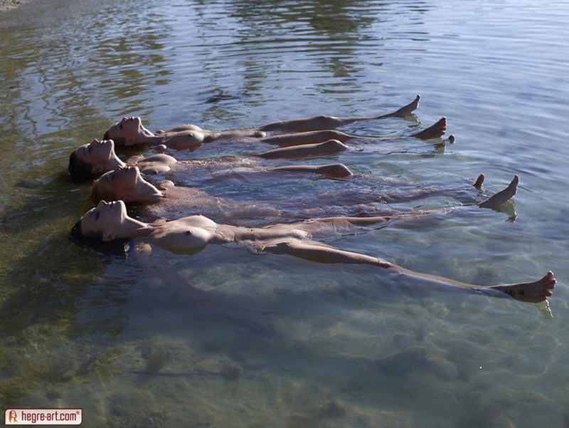 four-naked-woman-on-the-beach-08