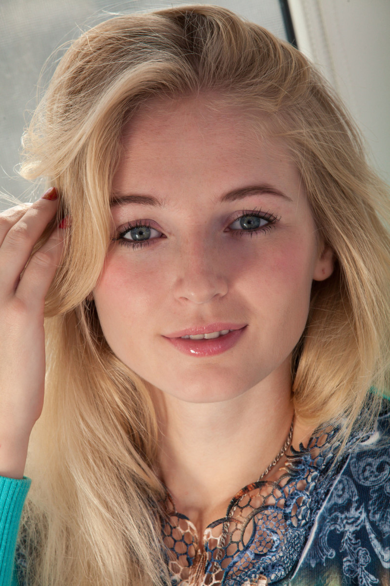 leona-honey-van-spijkerbroek-tot-bloot-01