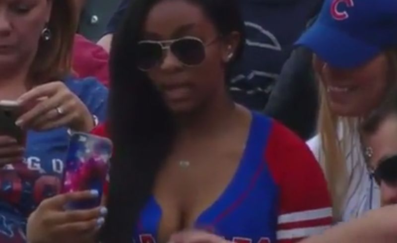 Vrouw past decolleté aan voor selfie