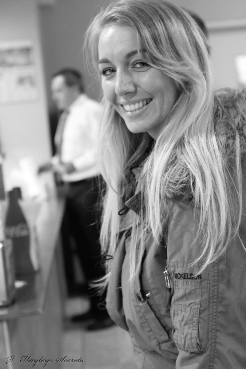 hayley-marie-naakt-aan-het-winkelen-01