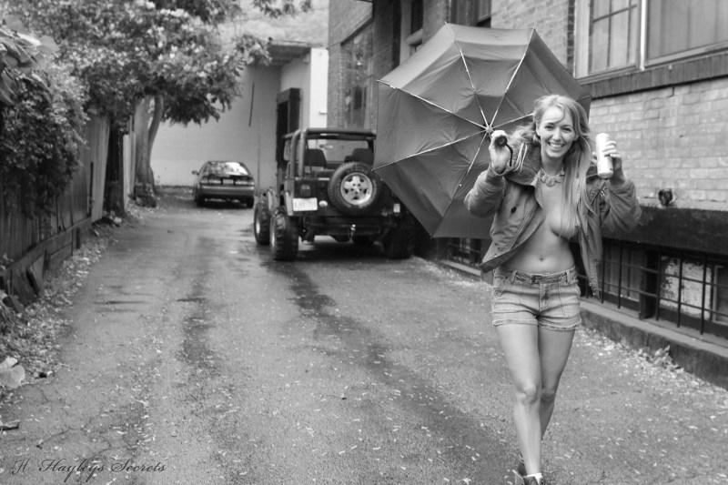 hayley-marie-naakt-aan-het-winkelen-06