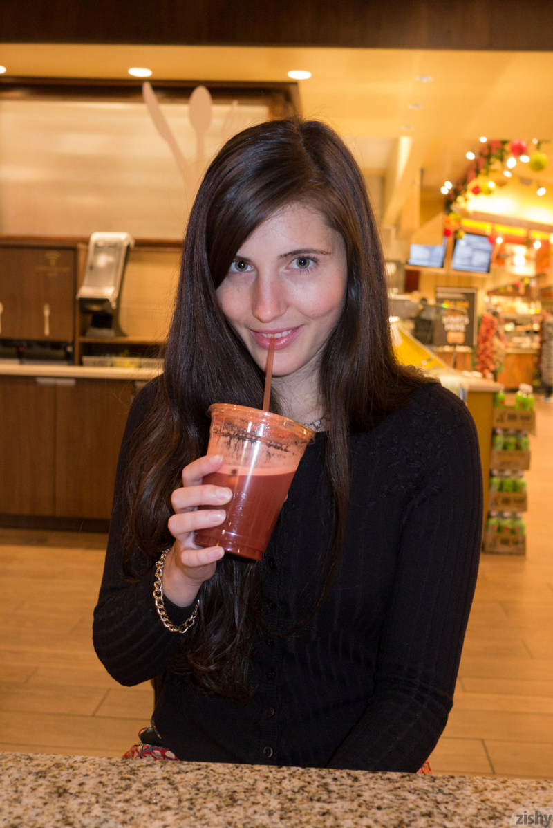 irene-quin-laat-haar-billen-zien-in-de-supermarkt-01