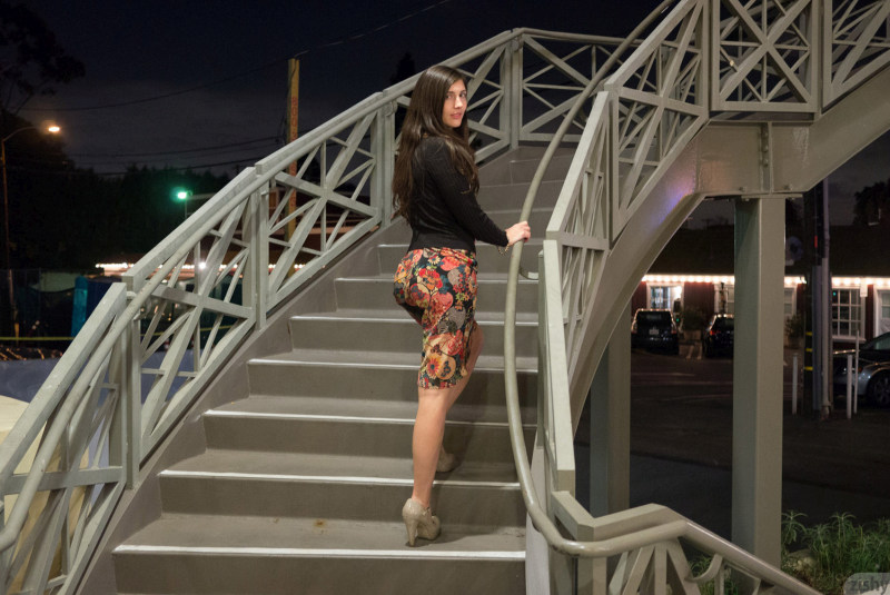 irene-quin-laat-haar-billen-zien-in-de-supermarkt-05