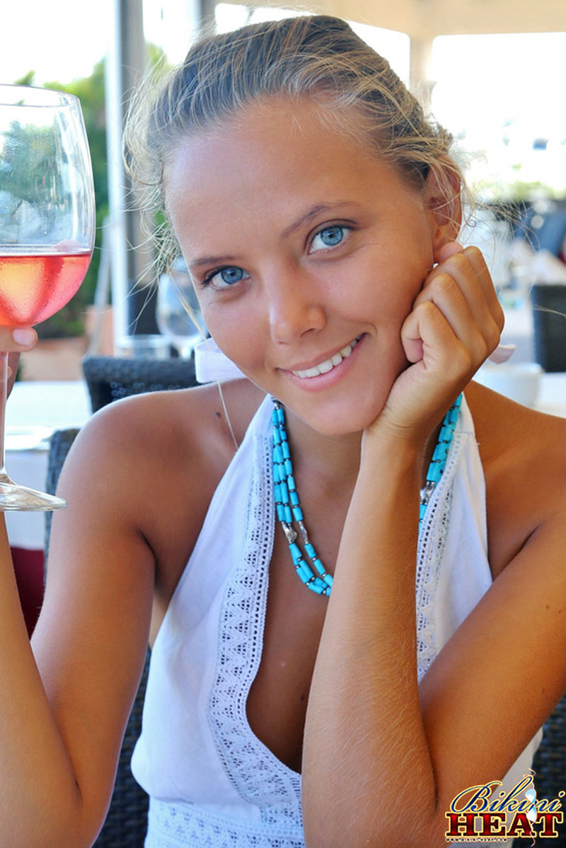 katya-naakt-op-ibiza-01