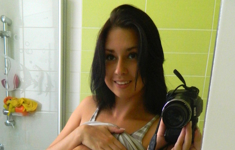 Aubrey Paige maakt geile selfies in de badkamer