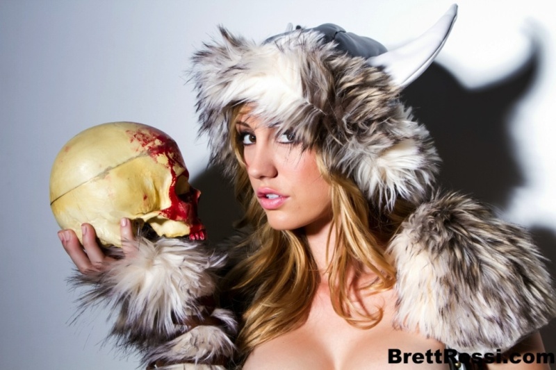 brett-rossi-naakt-en-een-nep-doodshoofd-12