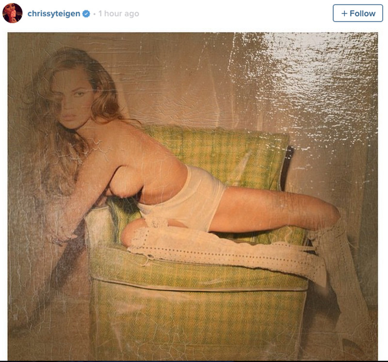 chrissy-teigen-topless-in-de-weer-op-instagram