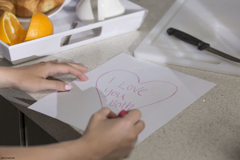 drie-knappe-jonge-vrouwen-lesbische-geile-sex-02