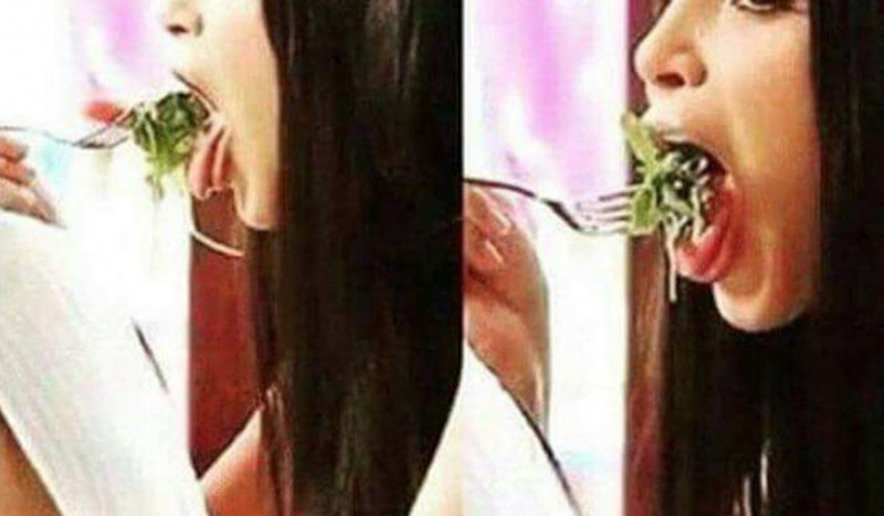 Kim Kardashian aan de salade, haar mond kan ver open