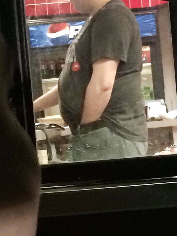 pizza-hut-medewerker-zit-aan-piemel