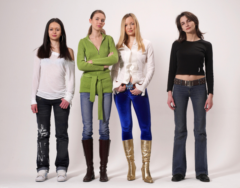 vier-naakte-jonge-vrouwent-01