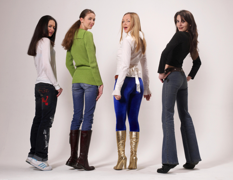 vier-naakte-jonge-vrouwent-02