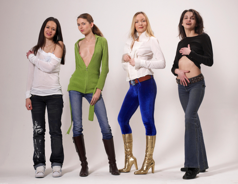 vier-naakte-jonge-vrouwent-03