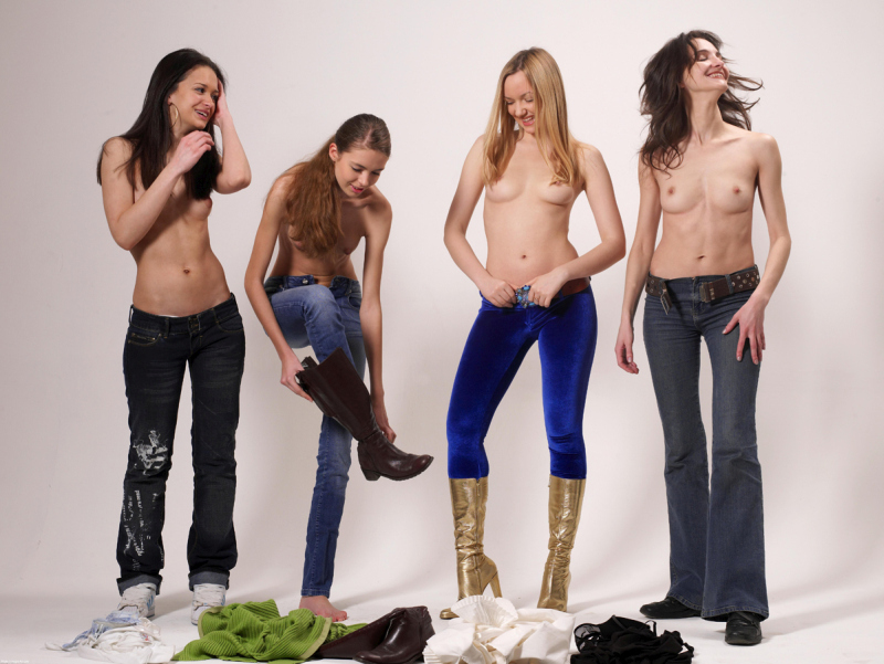 vier-naakte-jonge-vrouwent-06