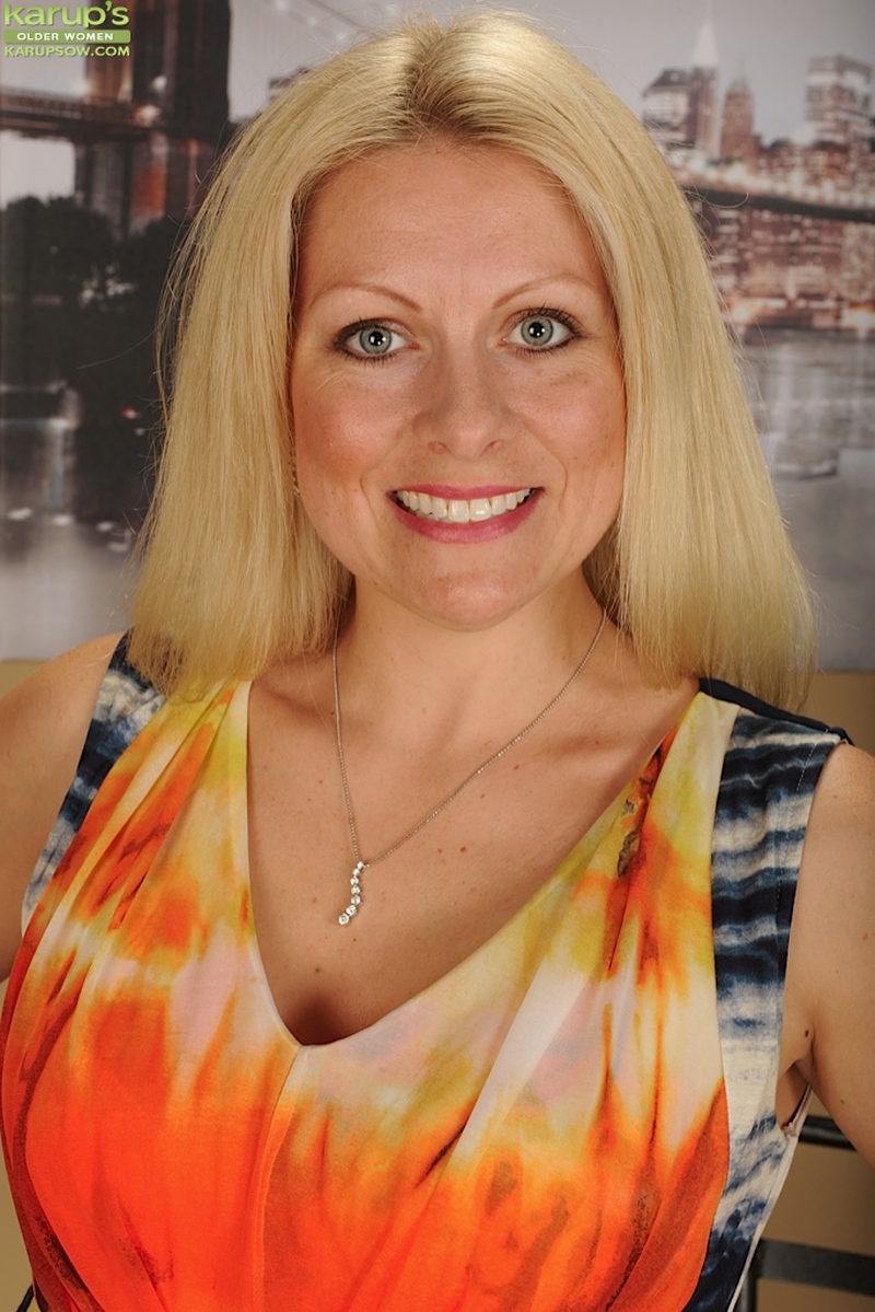 zoey-tyler-mature-milf-blond-en-naakt-01