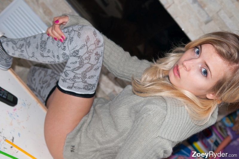 Zoey-Ryder-ziet-er-geil-uit-in-alleen-een-sweater-04