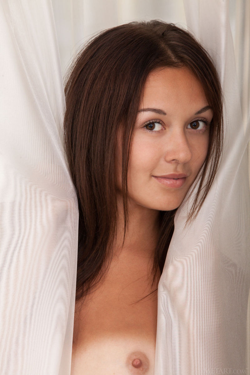 veselin-mooie-bruine-tiener-helemaal-bloot-00