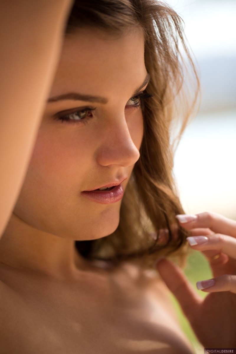 vrouw-ligt-te-zonnen-zit-aan-haar-kutje-06