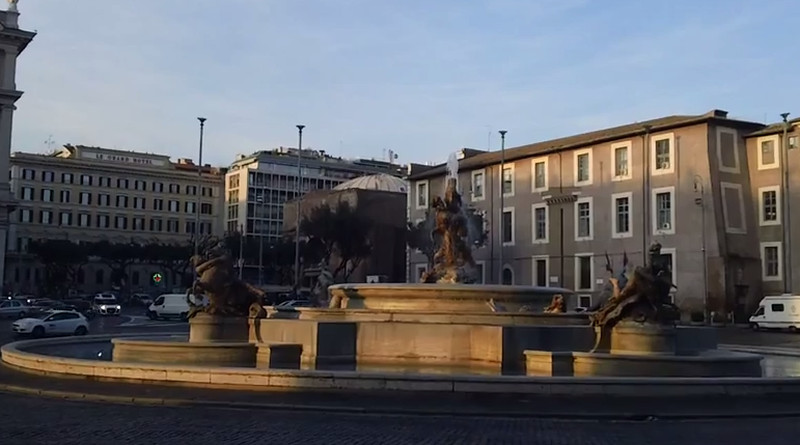 Zes Engelse toeristen opgepakt na naakte duik in historische fontein in Rome