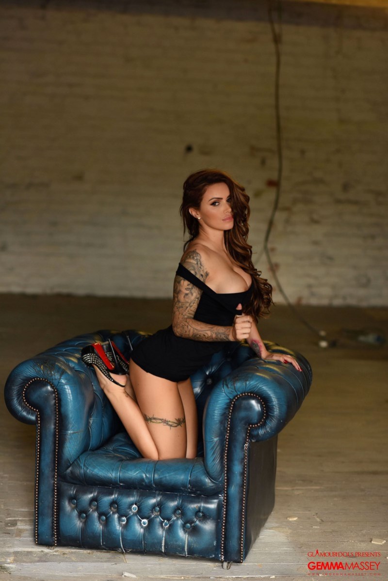 gemma-massey-bloot-in-een-luie-stoel-007