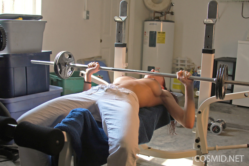 victoria-grote-borsten-naakt-bankdrukken-02