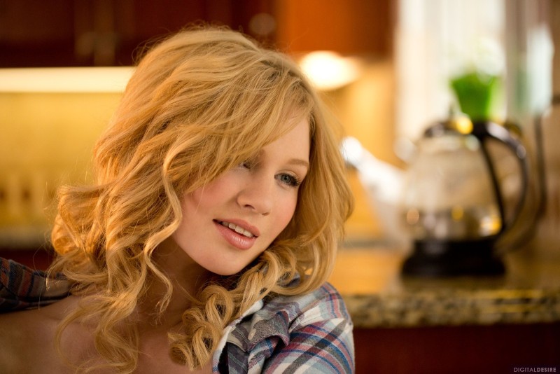 effie-naked-in-the-kitchen-0003