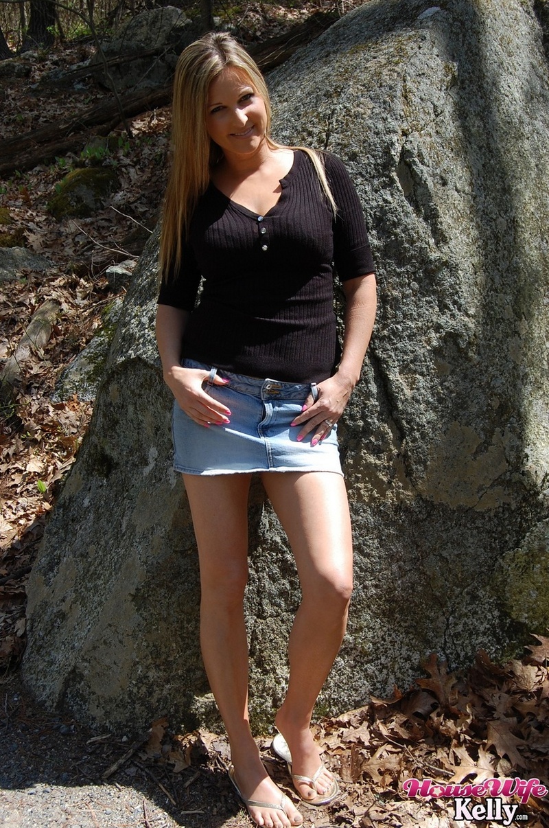 Naakte vrouwen, buitensex, een huisvrouw in het bos en meer 2 housewife-kelly-naked-outdoors-01