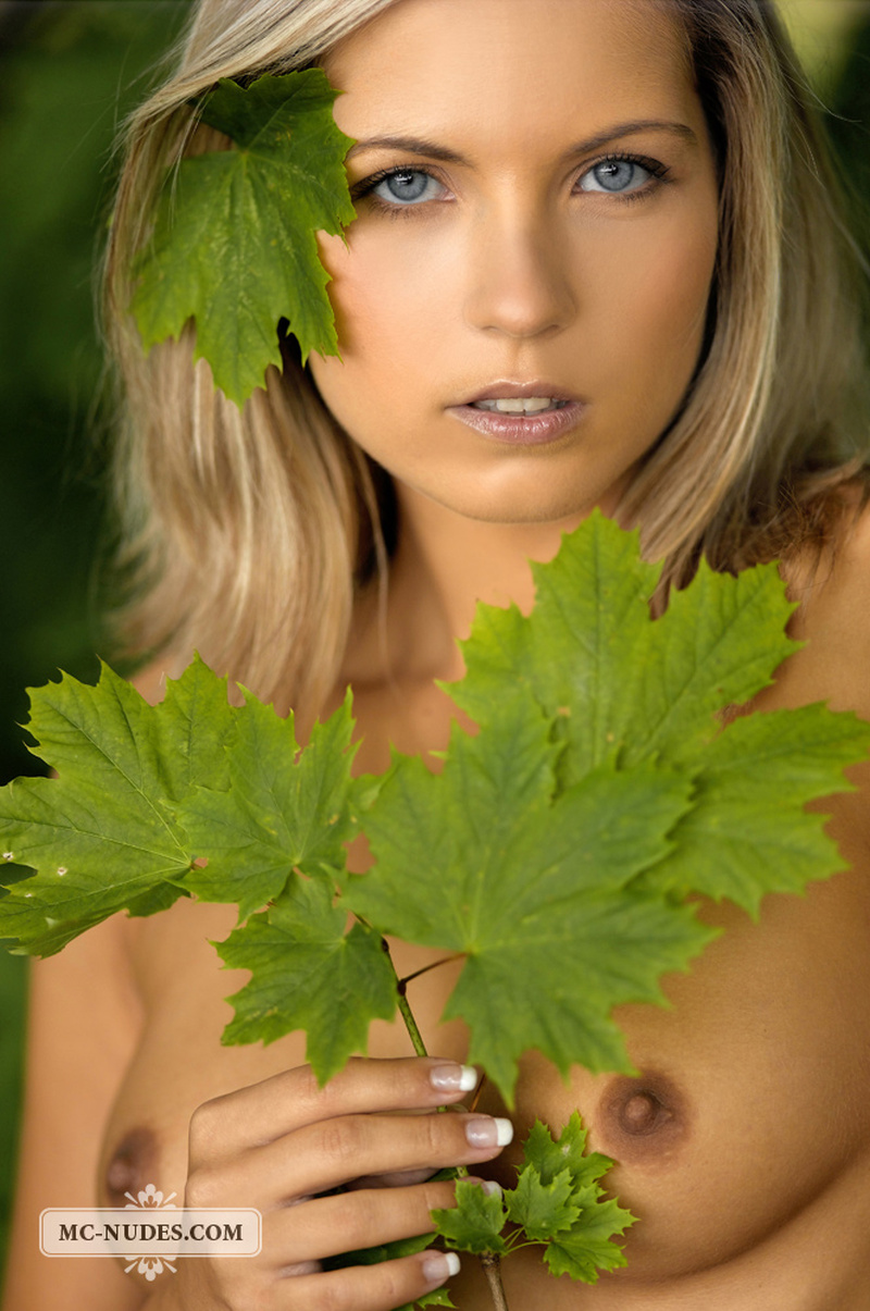 jenni-beautiful-and-naked-in-the-woods-13