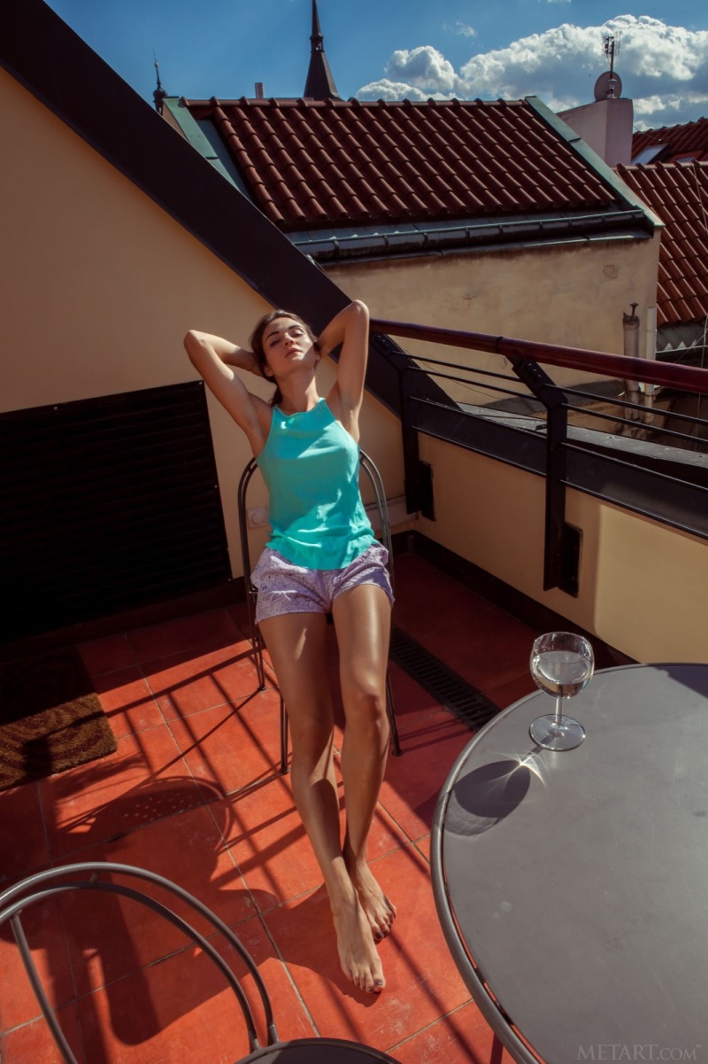 knappe-brunette-grote-tieten-bloot-op-het-dakterras-01