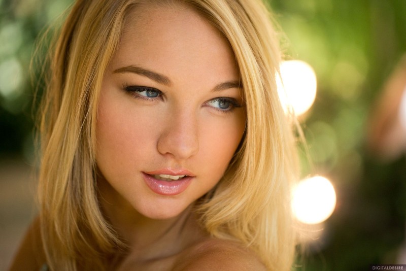 lily-Ivy-reveals-her-famous-bush-0001