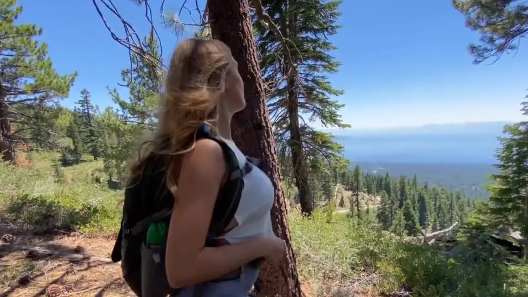 Blondje met grote tieten, neukt met oude man in het bos