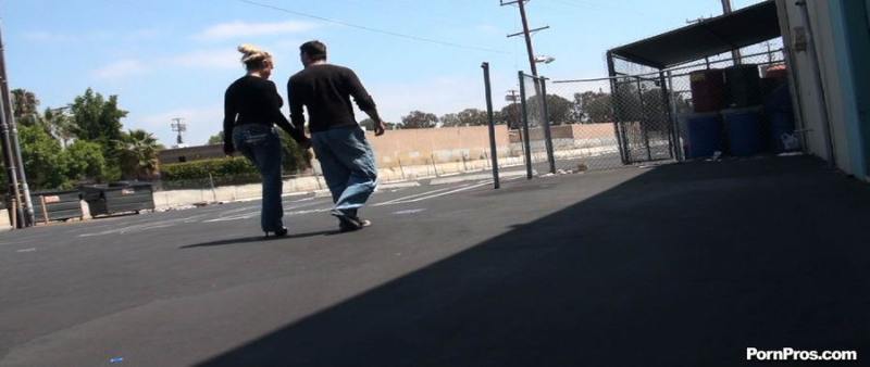 fucking-and-sucking-in-a-parking-lot-01