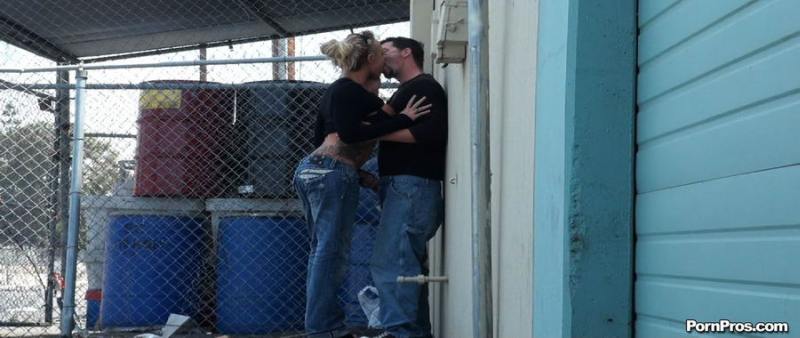 fucking-and-sucking-in-a-parking-lot-03