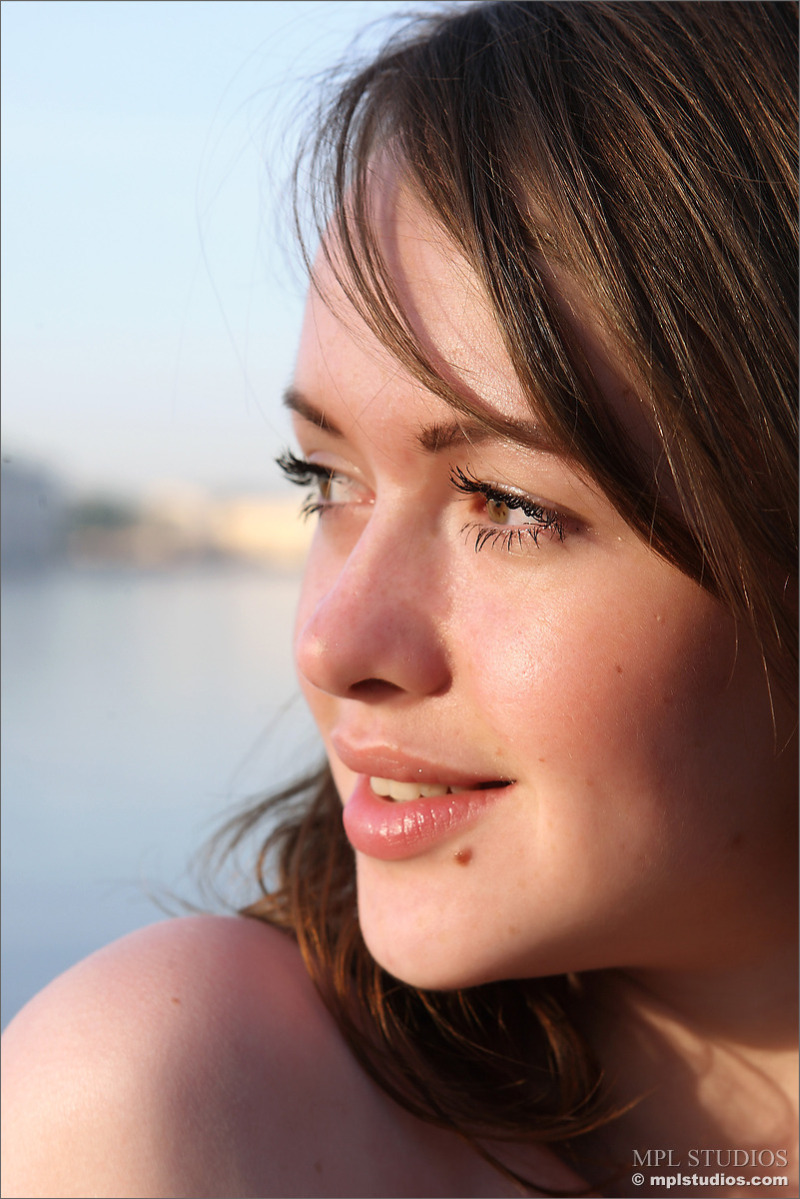 helena-takes-an-early-morning-stroll-and-gets-naked-002