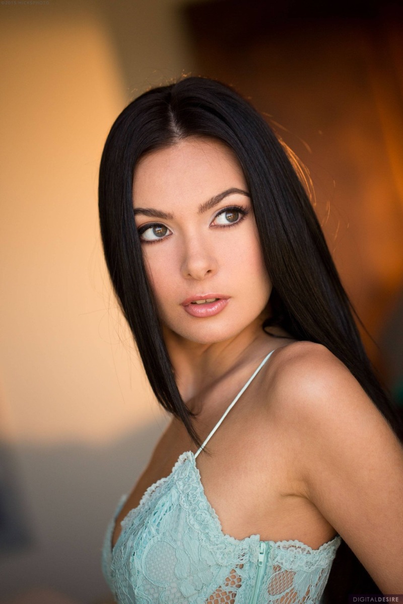 marley-brinx-nude-and-a-hot-bald-pussy-01