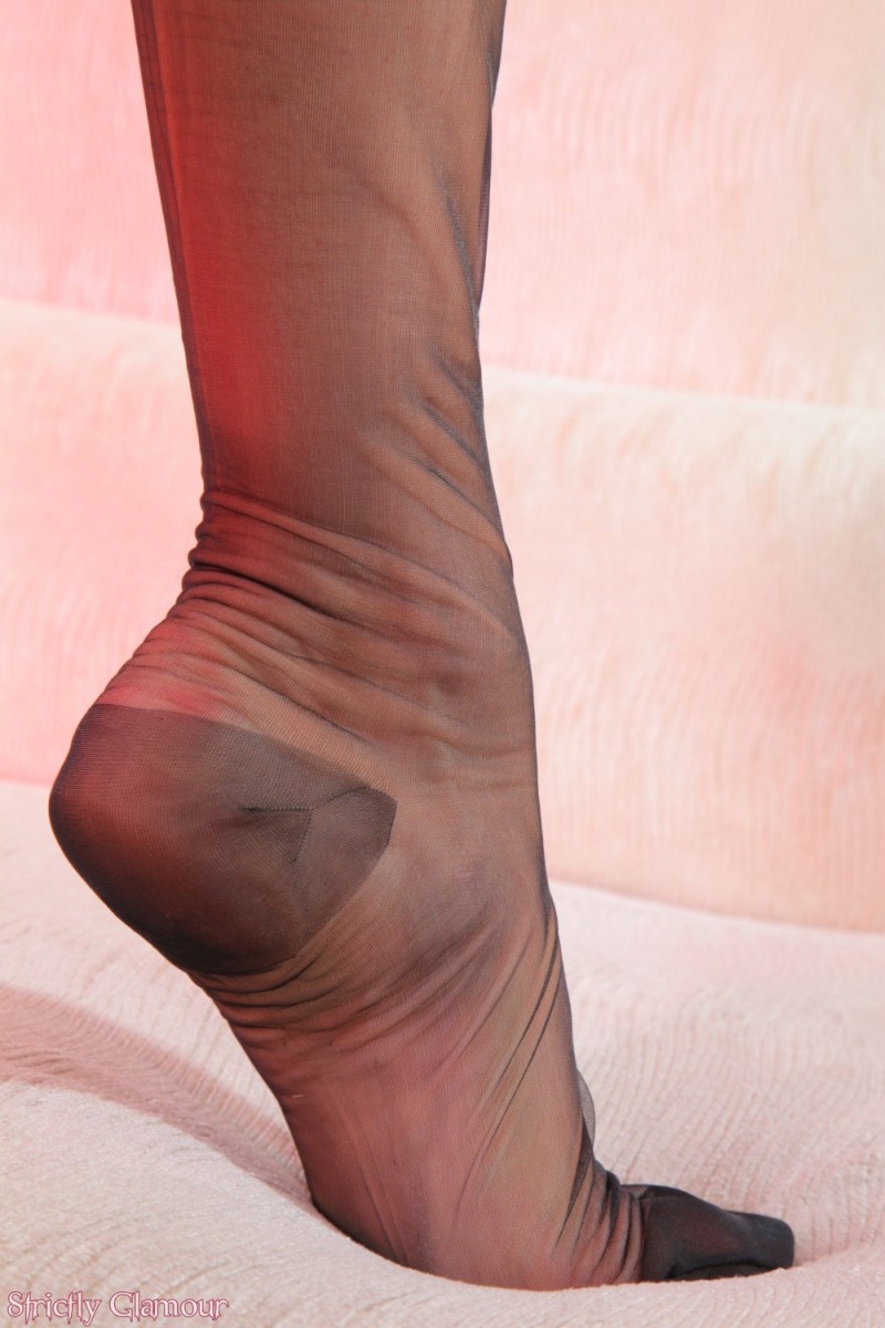 danielle-d-leather-corset-jarretels-and-pantys-09