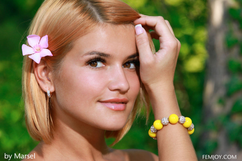 dina-p-nude-in-the-park-00