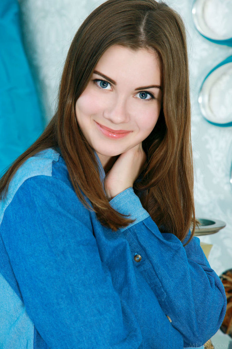 marta-big-natural-tits-and-a-shaven-pussy-00