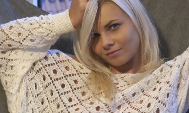 Knap blondje met een mooi kutje, zit naakt in een stoel