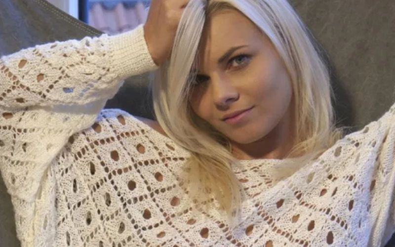 Knap blondje met een mooi kutje, zit naakt in een stoel