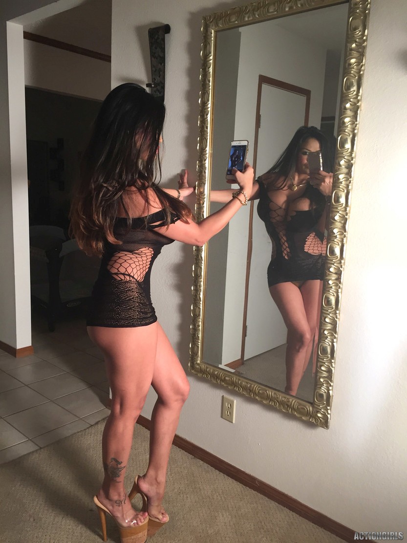 Naakte vrouwen, geile lingerie selfies, een mega dildo en meer 2 armie-big-tits-is-making-hot-selfies-00