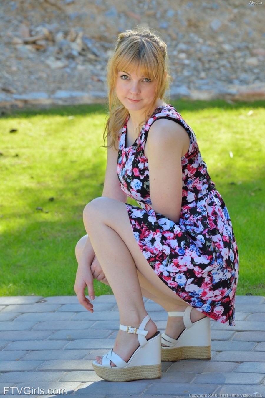 alyssa-more-laat-buiten-haar-kontje-zien-02