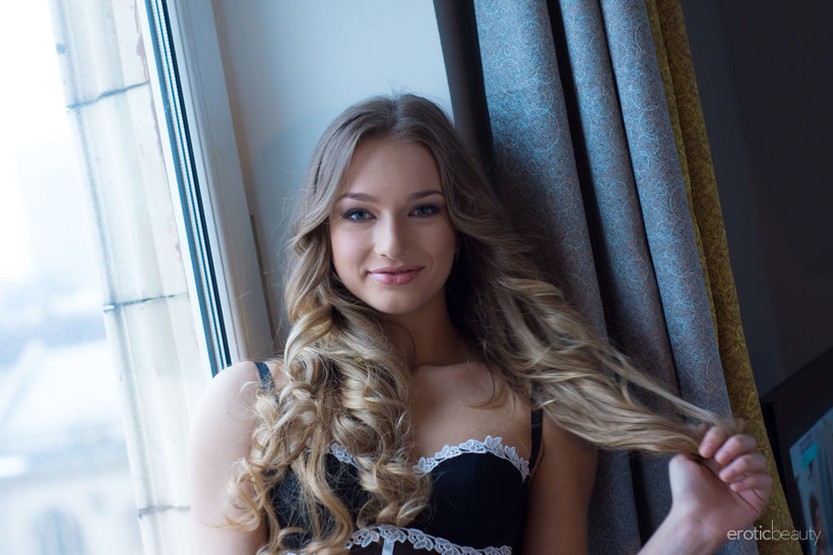 amy-moore-mooie-blondine-naakt-op-de-vensterbank-08