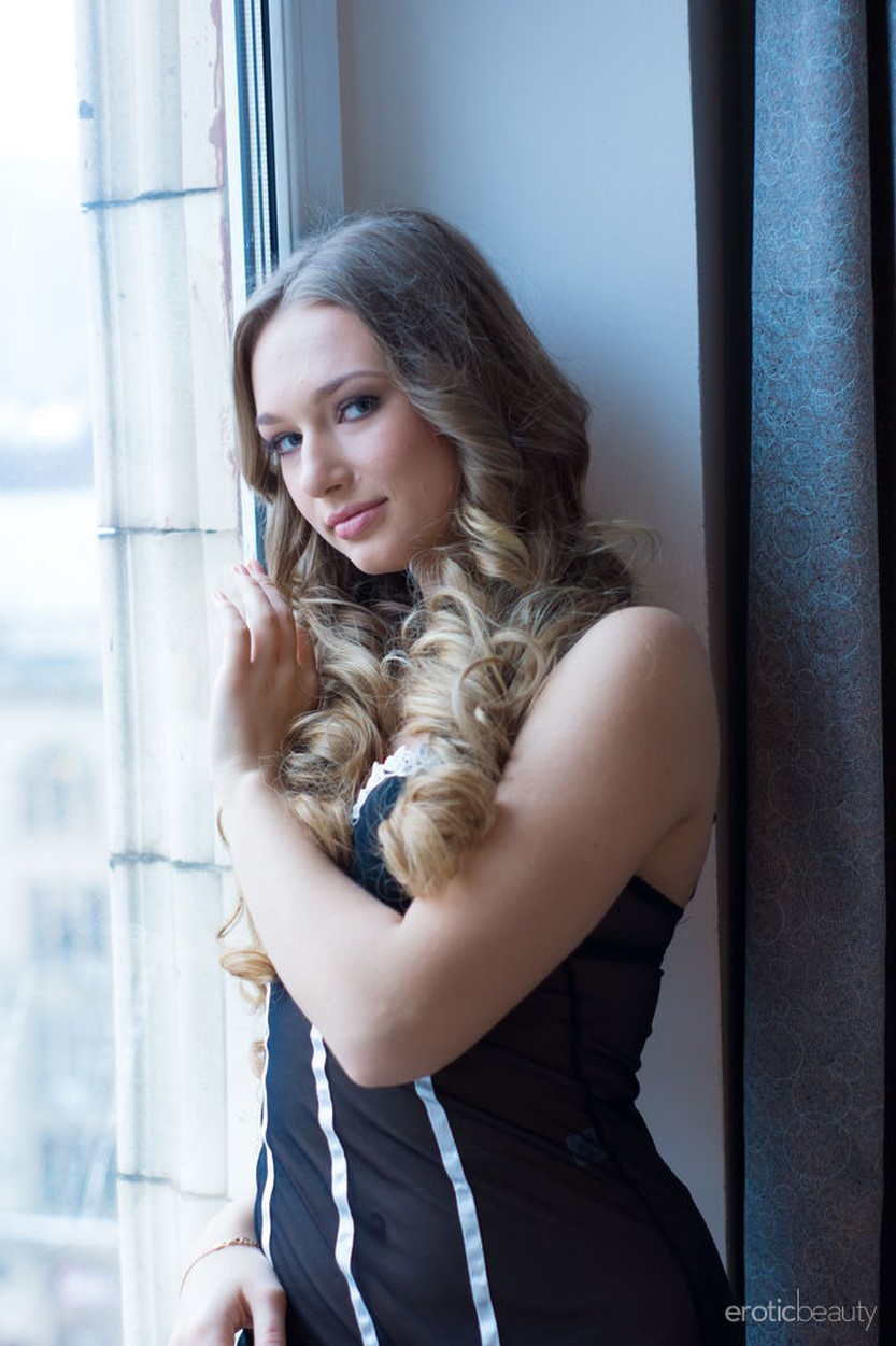 amy-moore-mooie-blondine-naakt-op-de-vensterbank-09