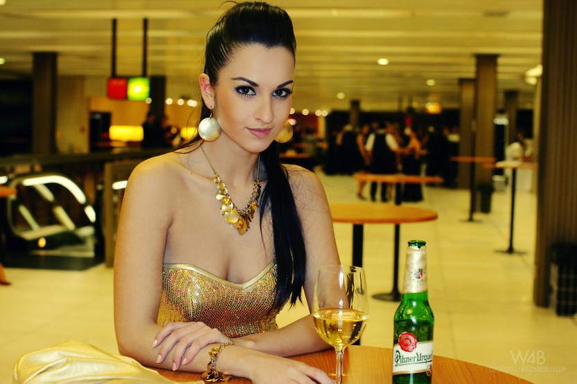 beautiful-brunette-naked-in-public-15