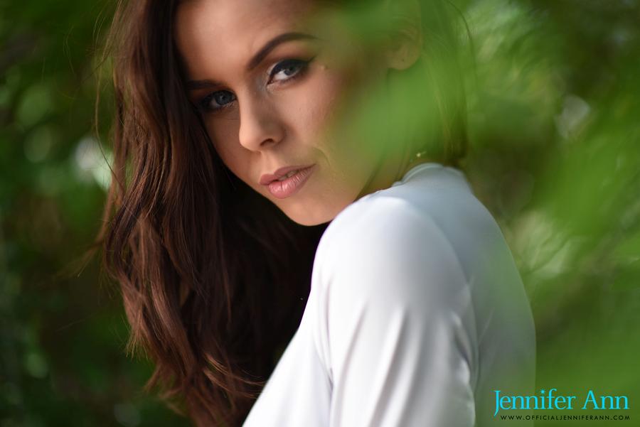 Jennifer-Ann-mooi-naakt-in-de-tuin-01