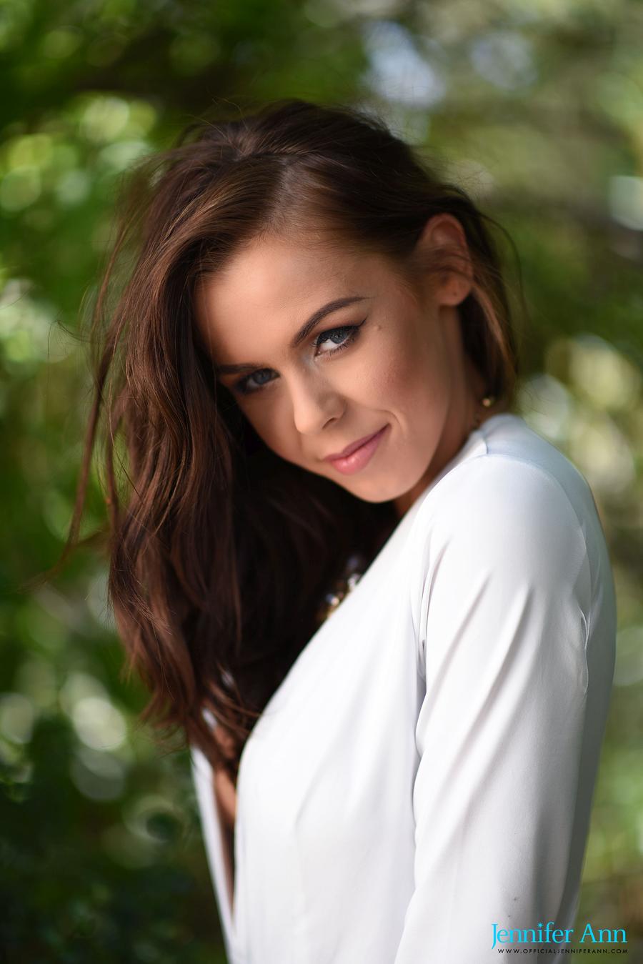 Jennifer-Ann-mooi-naakt-in-de-tuin-02