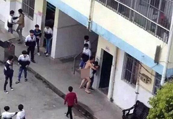 Naakte Chinese leraar probeert leerlinge op schoolplein te verkrachten 1 chinese-leraar-probeert-leerlinge-te-verkrachten