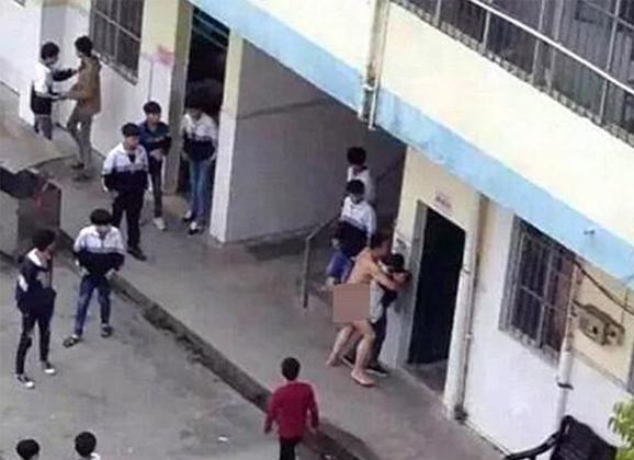 Naakte Chinese leraar probeert leerlinge op schoolplein te verkrachten