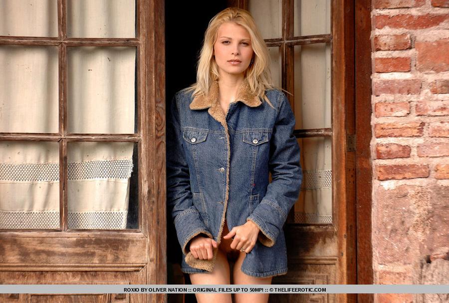 roxio-slanke-blondine-grote-borsten-05
